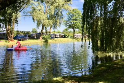 Camping Betuwe - Gäste beim Baden im See