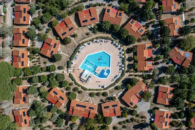 Camping Bi Village - Blick auf das Freibad inmitten der Mobilheime