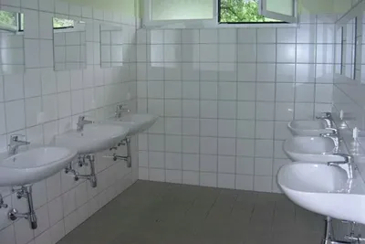 Camping Blasge - Innenraum des Sanitärgebäudes mit Waschbecken und Spiegeln