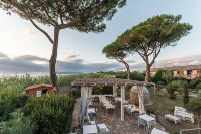 Camping Bocche d' Albegna - Restaurant mit Terrasse auf dem Campingplatz