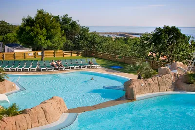 Camping Bois de Valmarie  - Pool im Freien mit Liegestühlen und mehreren Becken