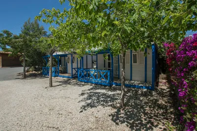 Camping Bon Sol - Mobilheim mit Veranda im Schatten der Bäume