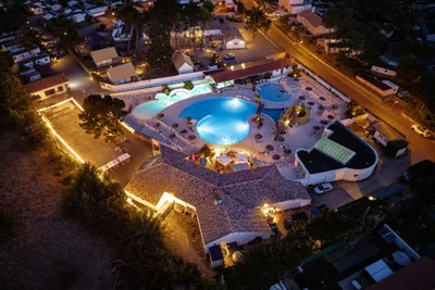 Camping La Yole  - Luftaufnahme des Campingplatzes mit Freibad