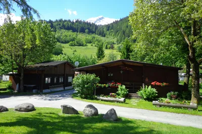Camping Boomerang - Bungalows des Campingplatzes mit überdachten Veranden