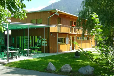 Camping Boomerang - Gebäude des Campingplatzes im Grünen