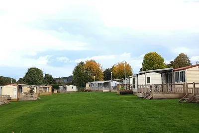 Camping Borken am See - Mobilheime mit Blick auf grüne Liegewiese auf dem Campingplatz