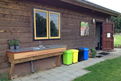 Camping Boschheide - Außenansicht des Sanitärgebäudes mit Abwaschbecken