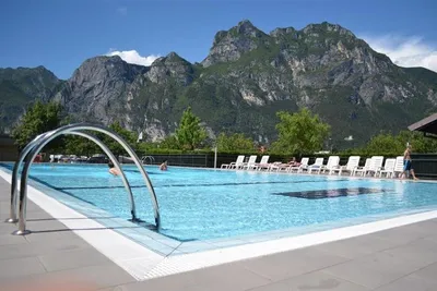 Camping Brione  -  Pool vom Campingplatz mit Blick auf die Alpen