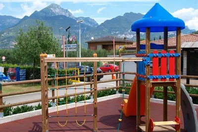 Camping Brione  -  Spielplatz vom Campingplatz, Berge im Hintergrund
