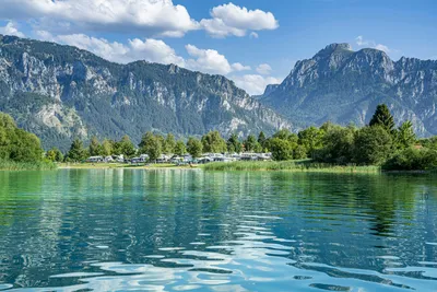 Camping Brunnen - Blick auf den See mit Bergen im Hintergrund
