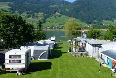 Camping Buchenhof - Wohnwagen mit Vorzelten auf der Stellplatzwiese