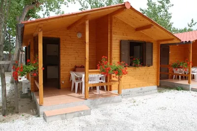 Camping Burlamacco  -  Mobilheim vom Campingplatz mit Veranda