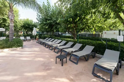 Camping Caballo de Mar  - Liegestühle am Pool vom Campingplatz