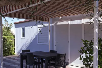 Camping Cabo de Gata  -  Mobilheim vom Campingplatz mit Esstisch auf der Veranda