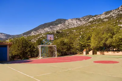 Sardinia Camping Cala Gonone - Fussballtor und Basketballkorb auf dem Sportplatz des Campingplatzes