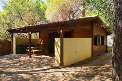 Sardinia Camping Cala Gonone - Bungalow mit überdachter Veranda auf dem Campingplatz
