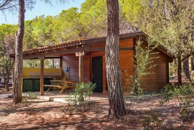 Sardinia Camping Cala Gonone - Bungalow zwischen Bäumen auf dem Campingplatz