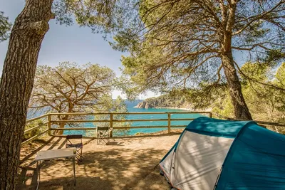 Camping Cala Llevadó  - Zelt auf dem Stellplatz vom Campingplatz mit Blick auf das Mittelmeer