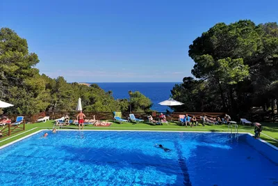 Camping Cala Llevadó - Outdoor-Pool mit Liegestühlen und Sonnenschirmen