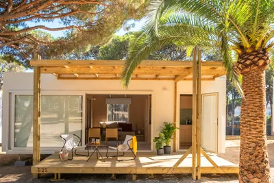 wecamp Cala Montgó  Camping Cala Montgó  - Mobilheim mit Terrasse auf dem Campingplatz