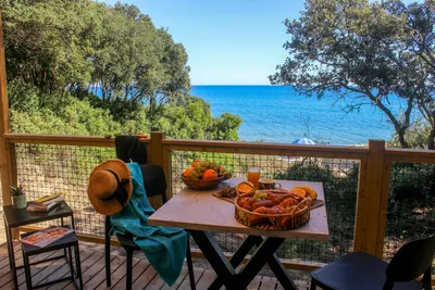 Camping CALELLA - Blick von der Terrasse eines Mobilheims aus