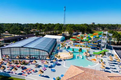 Camping Campéole Médoc Plage - Luftaufnahme des Wasserparks mit Hallenbad, Freibad und Rutschen