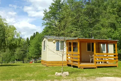 Camping Cane in Fiore - Mobilheim vom Campingplatz mit Veranda im Grünen