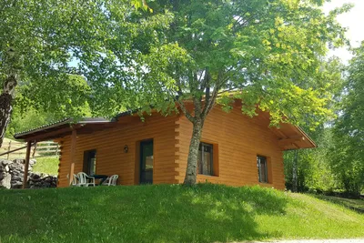 Camping Cane in Fiore - Mobilheim vom Campingplatz mit Veranda auf grünem Hügel