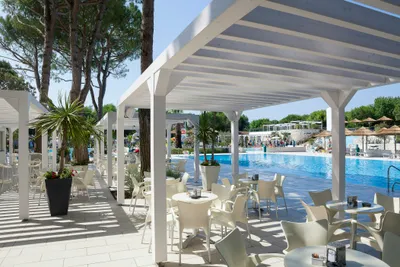 Camping Village Ca' Pasquali - Bar-Terrasse mit Pool-Blick