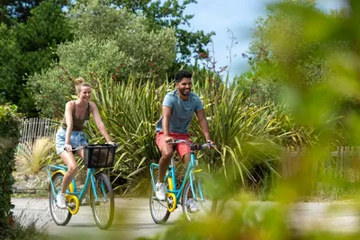 Camping Carnac - Gäste fahren Fahrrad auf dem Campingplatz