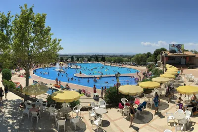 Camping Castell Montgri - Pool mit Liegestühlen und Sonnenschirmen auf dem Campingplatz