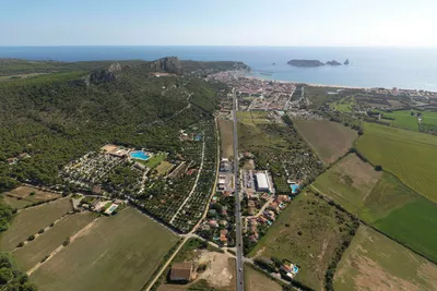 Camping Castell Montgri - Übersicht auf das gesamte Campingplatz Gelände  mit Blick auf das Meer