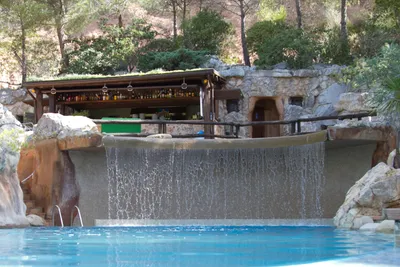 Camping Castell Montgri - Wasserfall am Pool auf dem Campingplatz