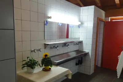 Camping Cavresc - Waschbecken im Sanitärgebäude