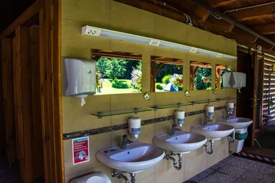Camping Center Kekec - Waschbecken und Spiegel im Sanitärbereich