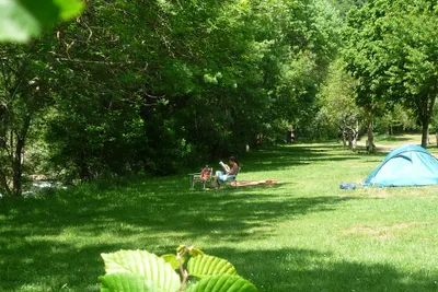 Camping Chantemerle - Zeltstellplätze auf grüner Wiese auf dem Campingplatz