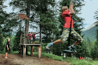 Camping Chapella - Kinder beim spielen im Wald beim Campingplatz