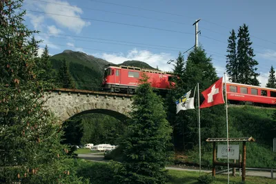 Camping Chapella - Einfahrt auf den Campingplatz unter einer Eisenbahnbrücke
