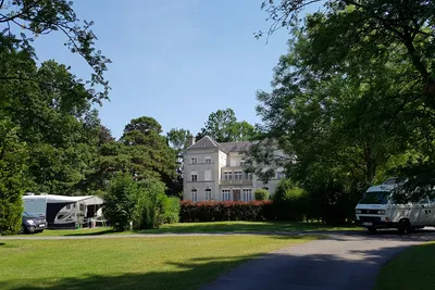 Camping Château du Gandspette - Zeltplatz direkt vor dem Schloss Gandspette auf dem Campingplatz