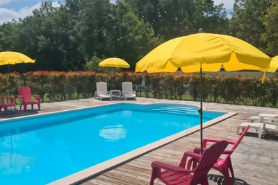 Camping Chez Philipaud  - Pool im Freien mit Liegestühlen und Sonnenschirmen
