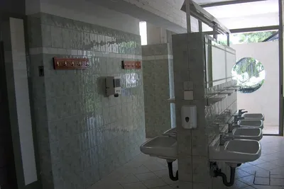 Camping Chrissa  - Waschbecken und Spiegel im Sanitärbereich vom Campingplatz