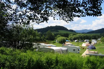 Camping Chvalšiny - Wohnwagen- und Zeltstellplätze vom Campingplatz im Grünen am See