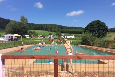 Camping Chvalšiny - Pool und Wohnwagen- und Zeltstellplätze vom Campingplatz