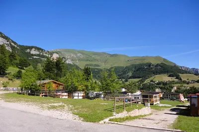 Camping Ciclamino  - Blick auf den Wohnwagen- und Zeltstellplatz vom Campingplatz