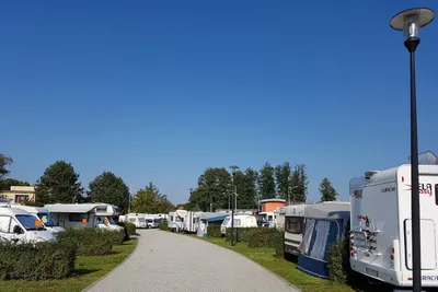 Camping Ciechocinek (Nr. 17) - Straße auf dem Campingplatz mit Stellplätzen zu beiden Seiten