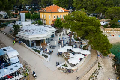 Camping Čikat - Restaurant mit Terrasse auf dem Campingplatz