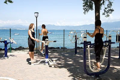 Camping Cisano - Trainingsgerät im Schatten der Baüme auf dem Campingplatz- mit Blick auf den See