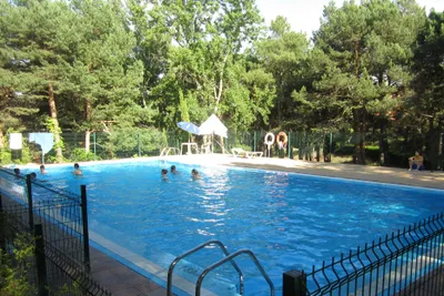 Camping Ciudad de León - Swimmingpool mit Badegästen