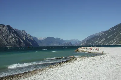 Camping Claudia - Blick auf den Strand mit Bergen im Hintergrund