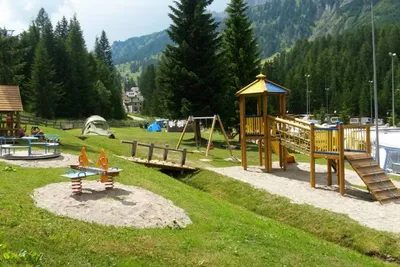 Camping Colfosco - Kinderspielplatz mit Kletterburg und Schaukeln auf dem Campingplatz